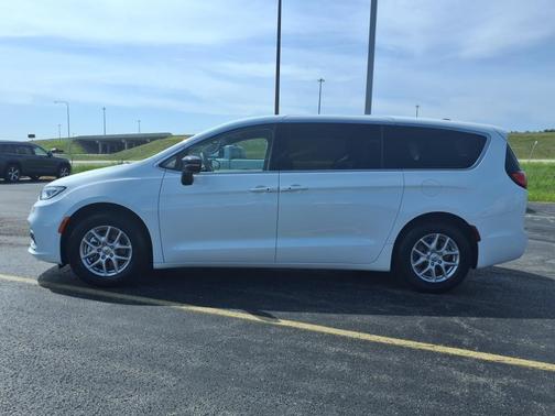 2024 Chrysler Pacifica Touring-L