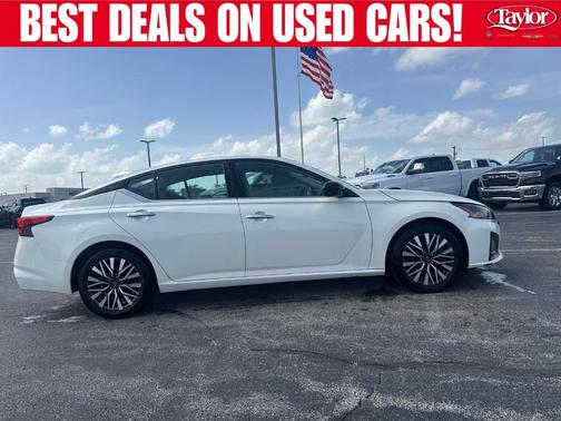 Pearl White Tri-Coat 2025 Nissan Altima SV