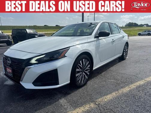 Pearl White Tri-Coat 2025 Nissan Altima SV