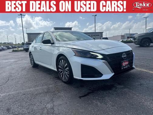 Pearl White Tri-Coat 2025 Nissan Altima SV