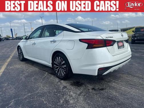 Pearl White Tri-Coat 2025 Nissan Altima SV
