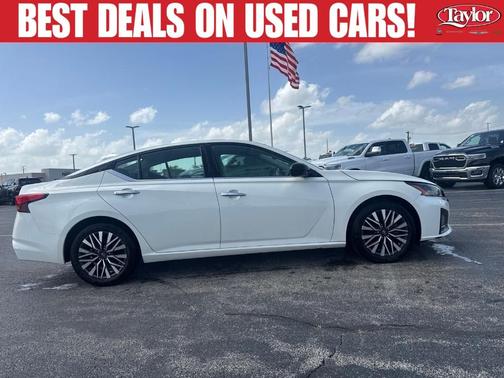 Pearl White Tri-Coat 2025 Nissan Altima SV