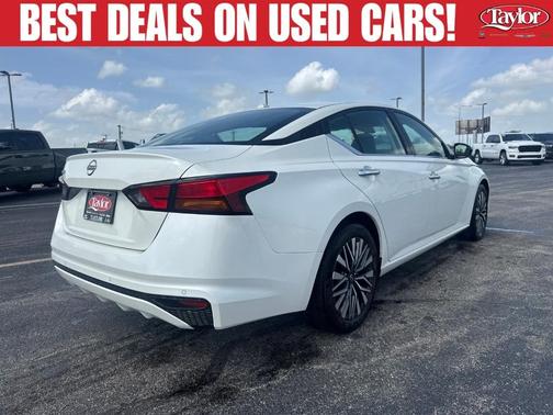 Pearl White Tri-Coat 2025 Nissan Altima SV