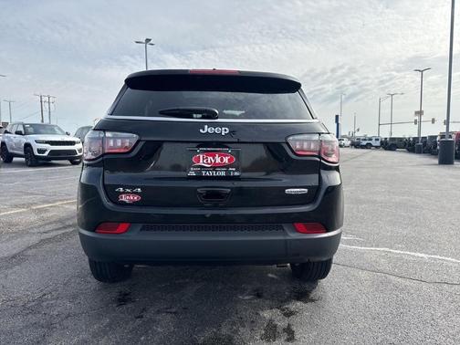 Diamond Black 2025 Jeep Compass Latitude