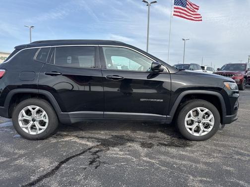 Diamond Black 2025 Jeep Compass Latitude