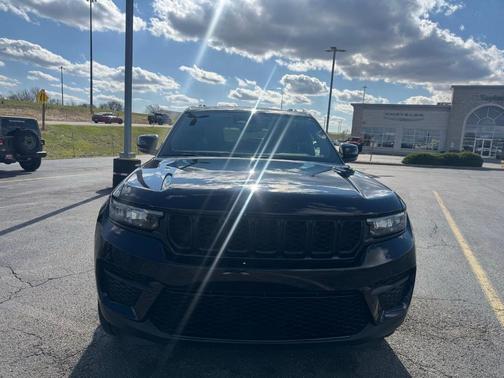 Diamond Black 2023 Jeep Grand Cherokee Altitude