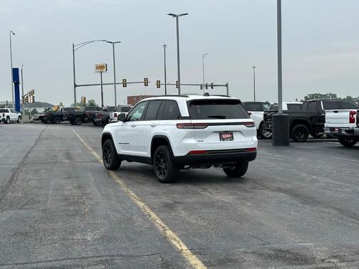 2025 Jeep Grand Cherokee Laredo