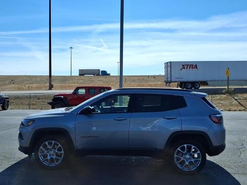 2023 Jeep Compass Latitude Lux