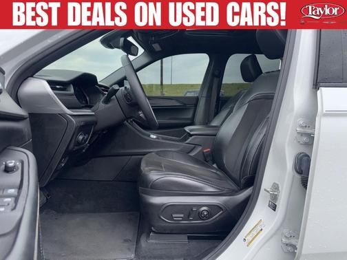 Bright White Clearcoat 2023 Jeep Grand Cherokee L Laredo
