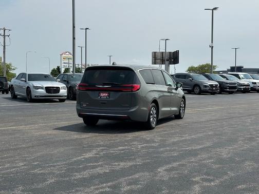 2022 Chrysler Pacifica Hybrid Touring L