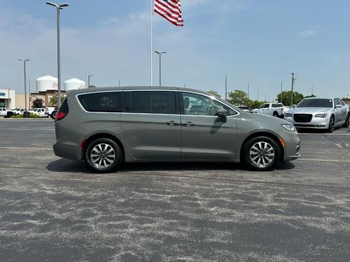2022 Chrysler Pacifica Hybrid Touring L