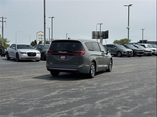 2022 Chrysler Pacifica Hybrid Touring L