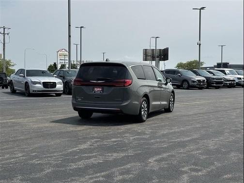 2022 Chrysler Pacifica Hybrid Touring L