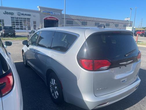 2023 Chrysler Voyager LX