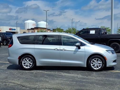 2023 Chrysler Voyager LX