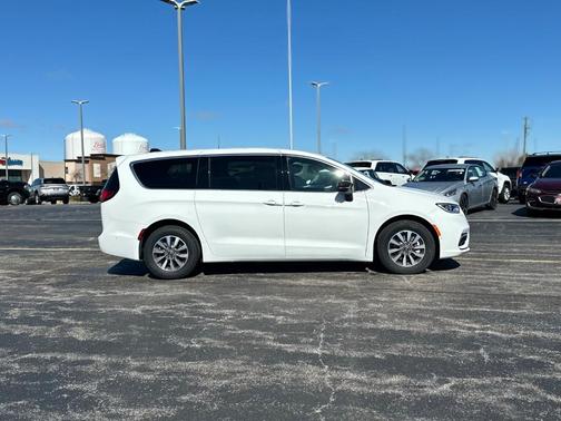 2025 Chrysler Pacifica Hybrid Select