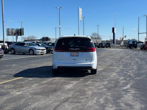 2025 Chrysler Pacifica Hybrid Select
