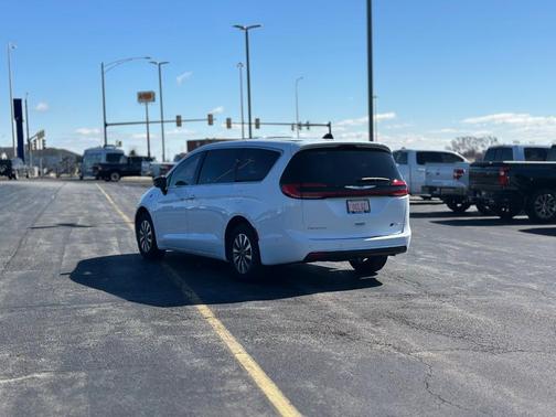 2025 Chrysler Pacifica Hybrid Select