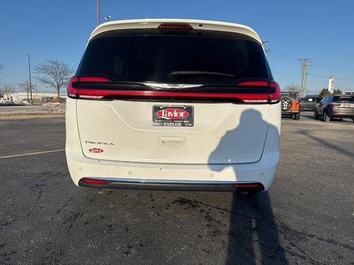 2023 Chrysler Pacifica Touring-L