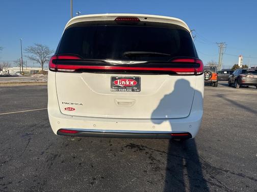 2023 Chrysler Pacifica Touring-L