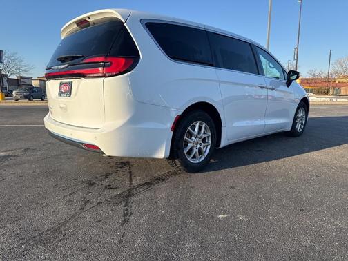 2023 Chrysler Pacifica Touring-L