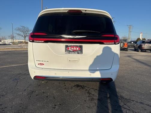 2023 Chrysler Pacifica Touring-L