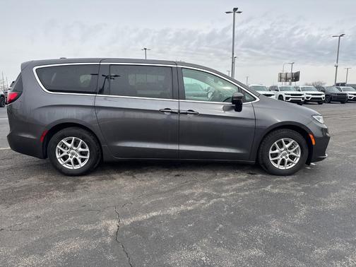 2023 Chrysler Pacifica Touring-L