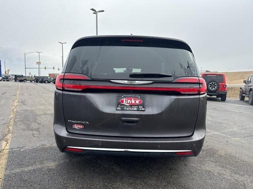 2023 Chrysler Pacifica Touring-L