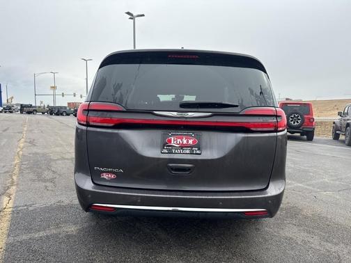 2023 Chrysler Pacifica Touring-L