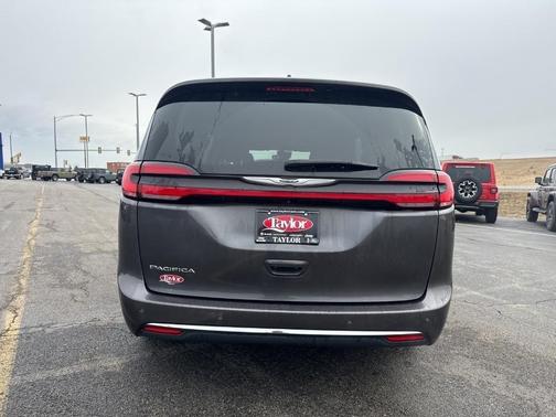 2023 Chrysler Pacifica Touring-L