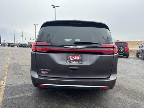 2023 Chrysler Pacifica Touring-L