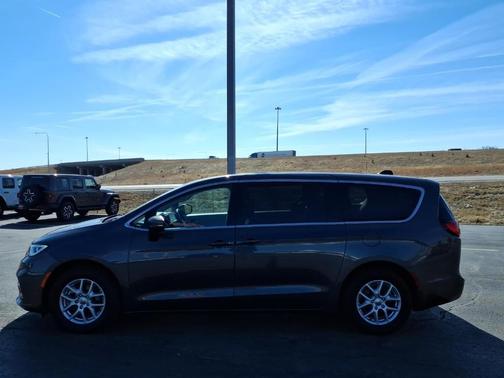 2023 Chrysler Pacifica Touring-L