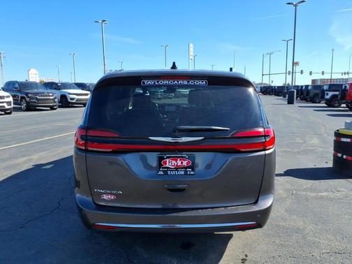 2023 Chrysler Pacifica Touring-L