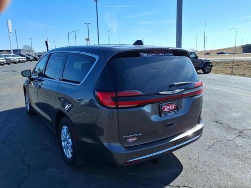 2023 Chrysler Pacifica Touring-L
