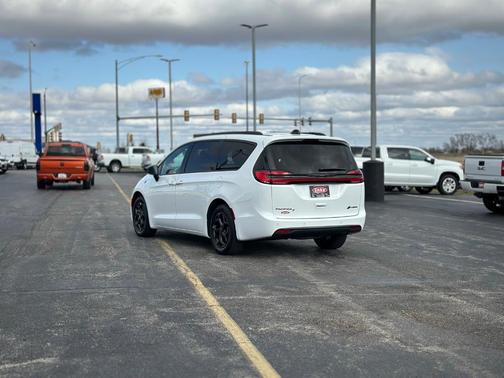 2025 Chrysler Pacifica Hybrid Select