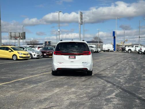 2025 Chrysler Pacifica Hybrid Select