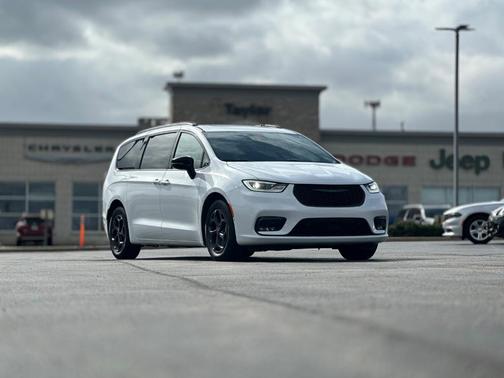 2025 Chrysler Pacifica Hybrid Select