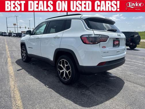 Bright White Clearcoat 2024 Jeep Compass Latitude