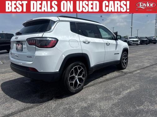 Bright White Clearcoat 2024 Jeep Compass Latitude