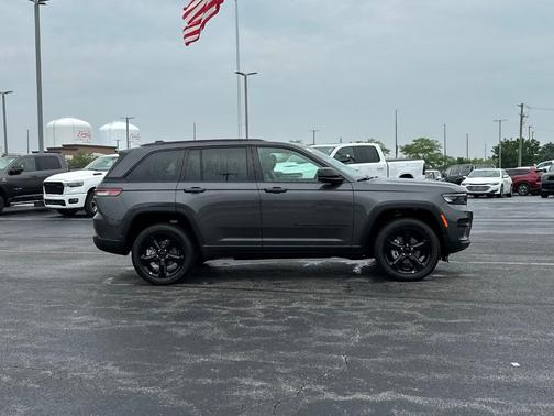 2025 Jeep Grand Cherokee Laredo