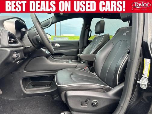 Brilliant Black Crystal Pearlcoat 2022 Chrysler Pacifica Limited