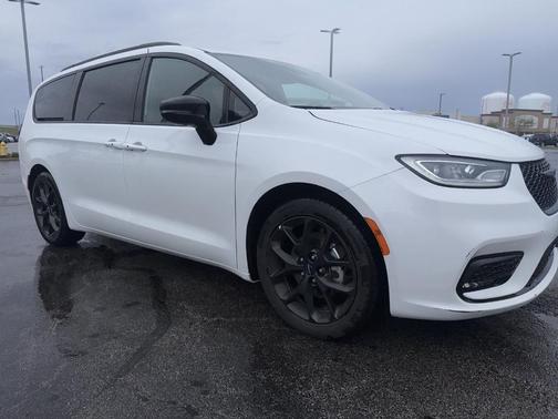 Bright White Clearcoat 2025 Chrysler Pacifica Limited