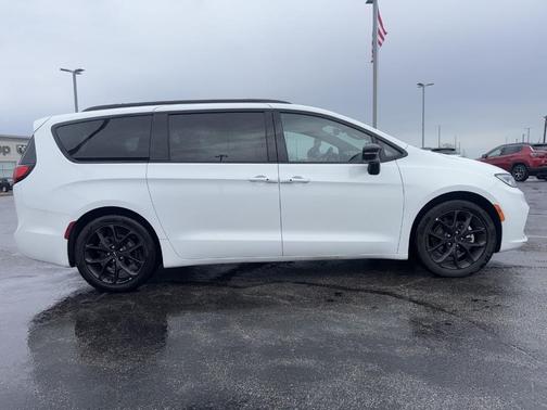 Bright White Clearcoat 2025 Chrysler Pacifica Limited