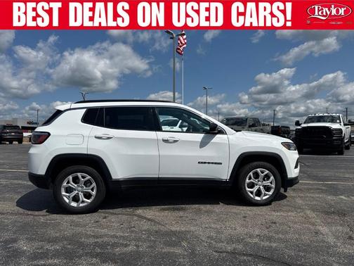 Bright White Clearcoat 2024 Jeep Compass Latitude