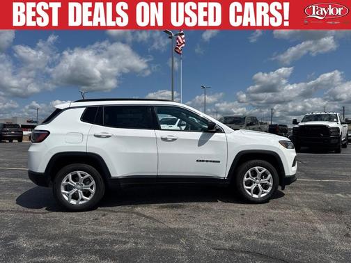 Bright White Clearcoat 2024 Jeep Compass Latitude