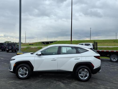 White Pearl 2025 Hyundai TUCSON SE