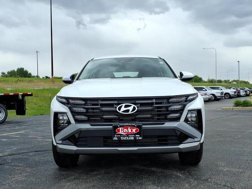White Pearl 2025 Hyundai TUCSON SE