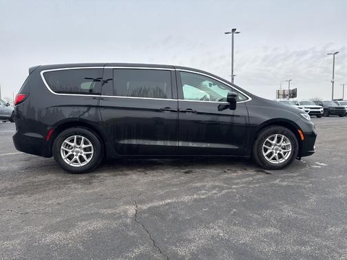 2023 Chrysler Pacifica Touring-L