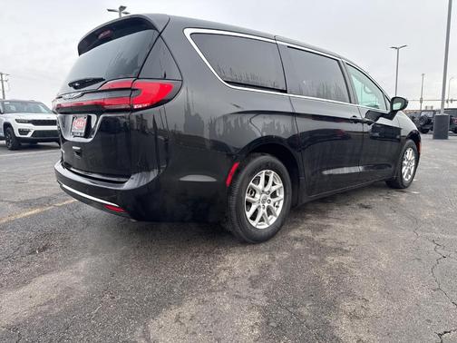 2023 Chrysler Pacifica Touring-L