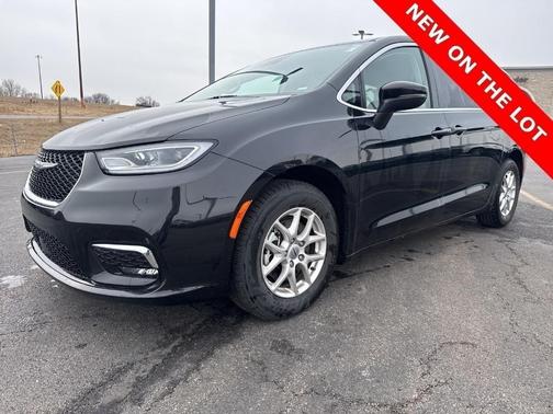 2023 Chrysler Pacifica Touring-L